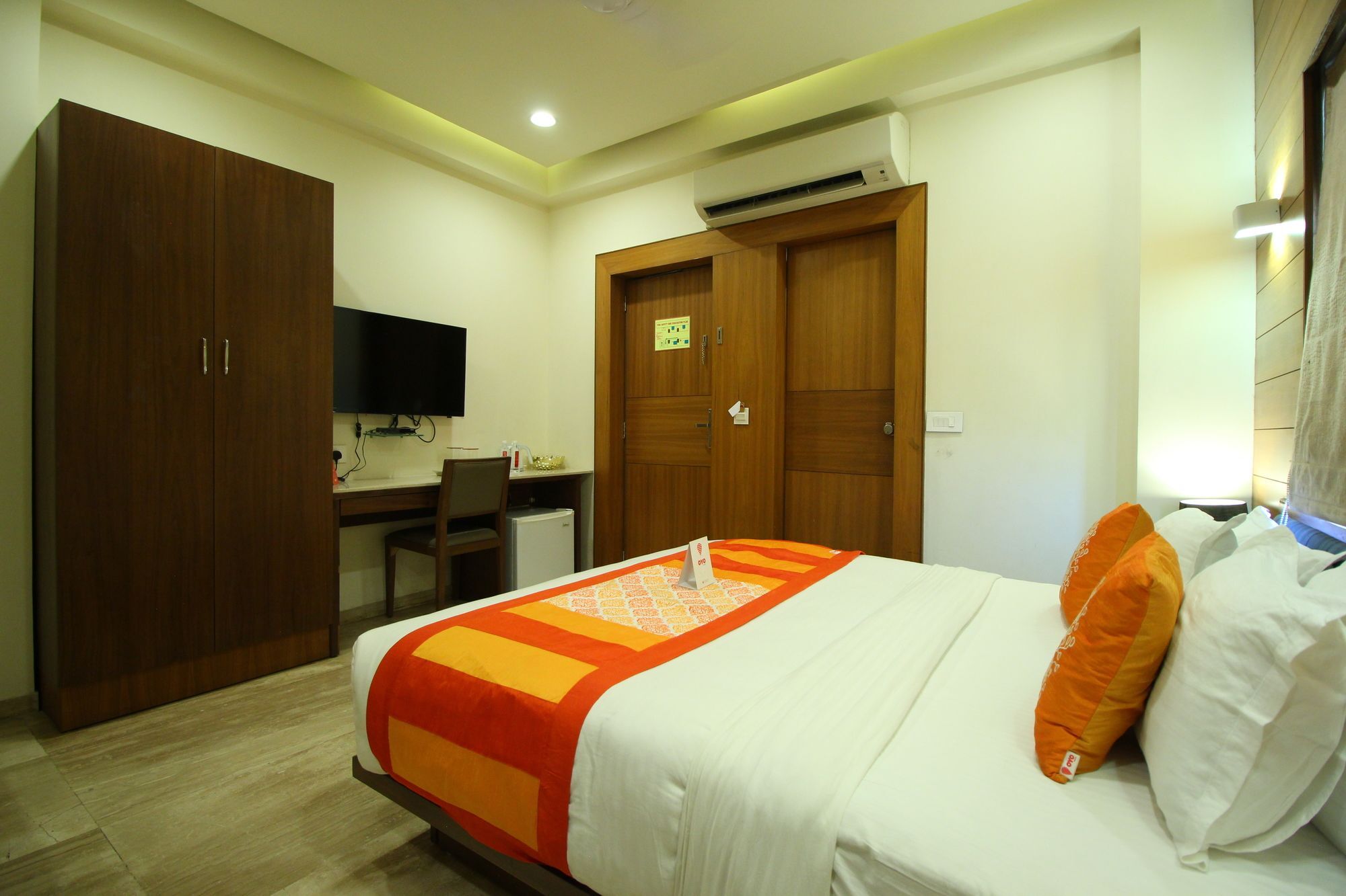 Oyo 8992 Hotel Kyra อาเมดาบัด ภายนอก รูปภาพ