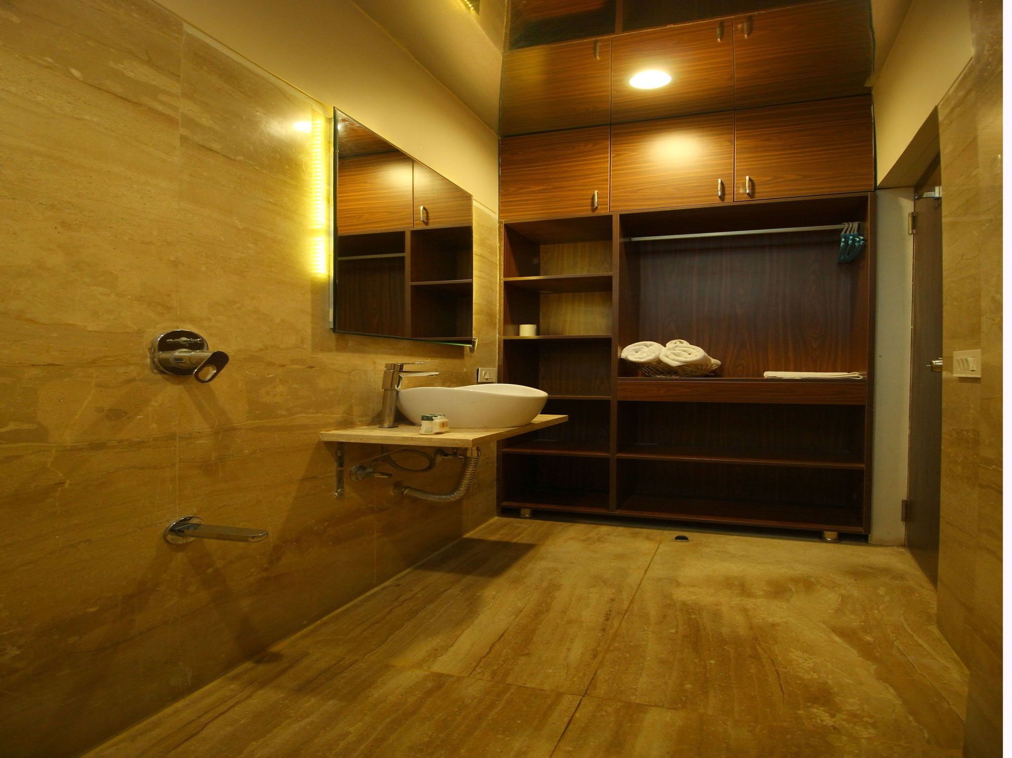 Oyo 8992 Hotel Kyra อาเมดาบัด ภายนอก รูปภาพ