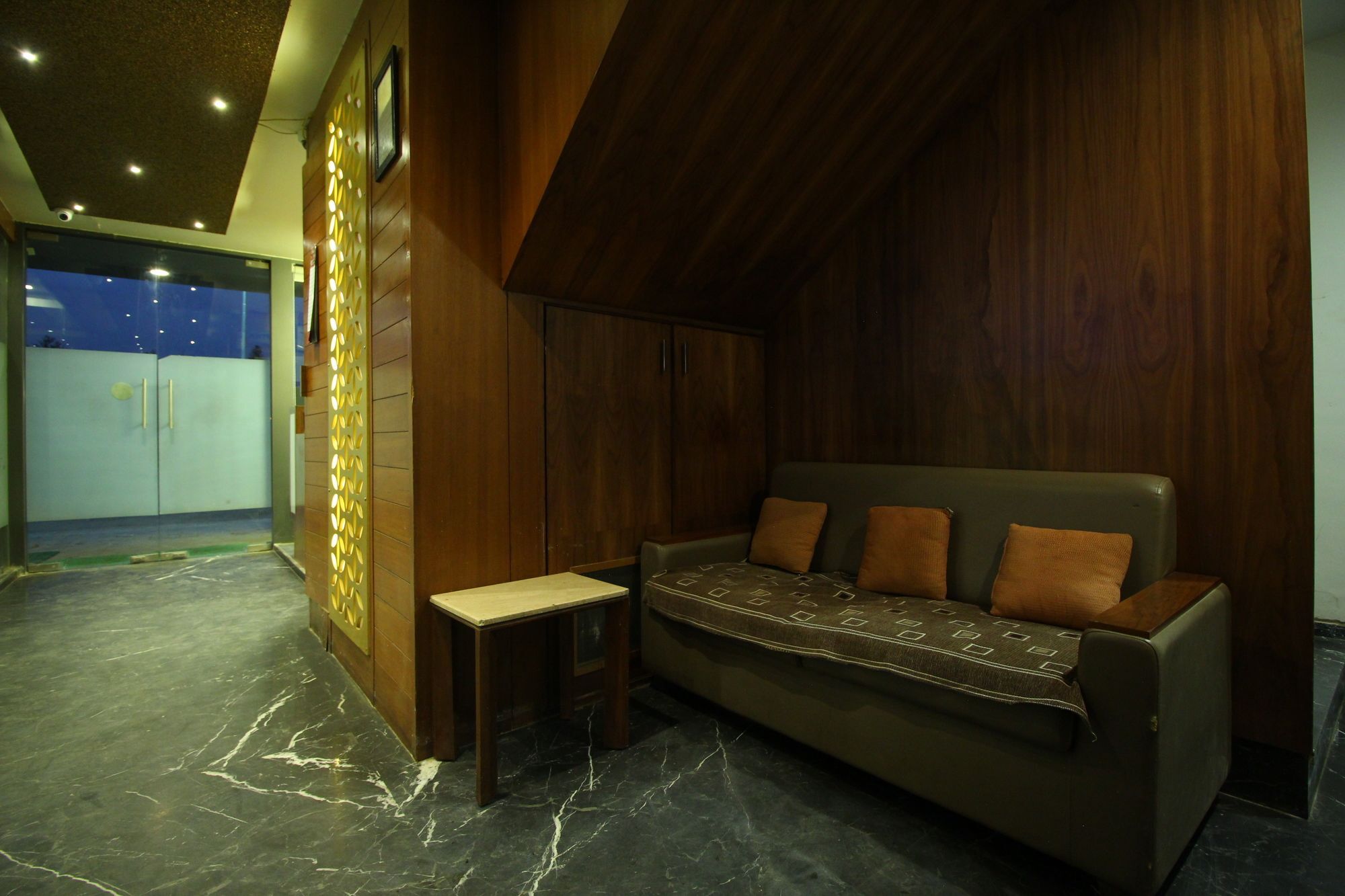 Oyo 8992 Hotel Kyra อาเมดาบัด ภายนอก รูปภาพ