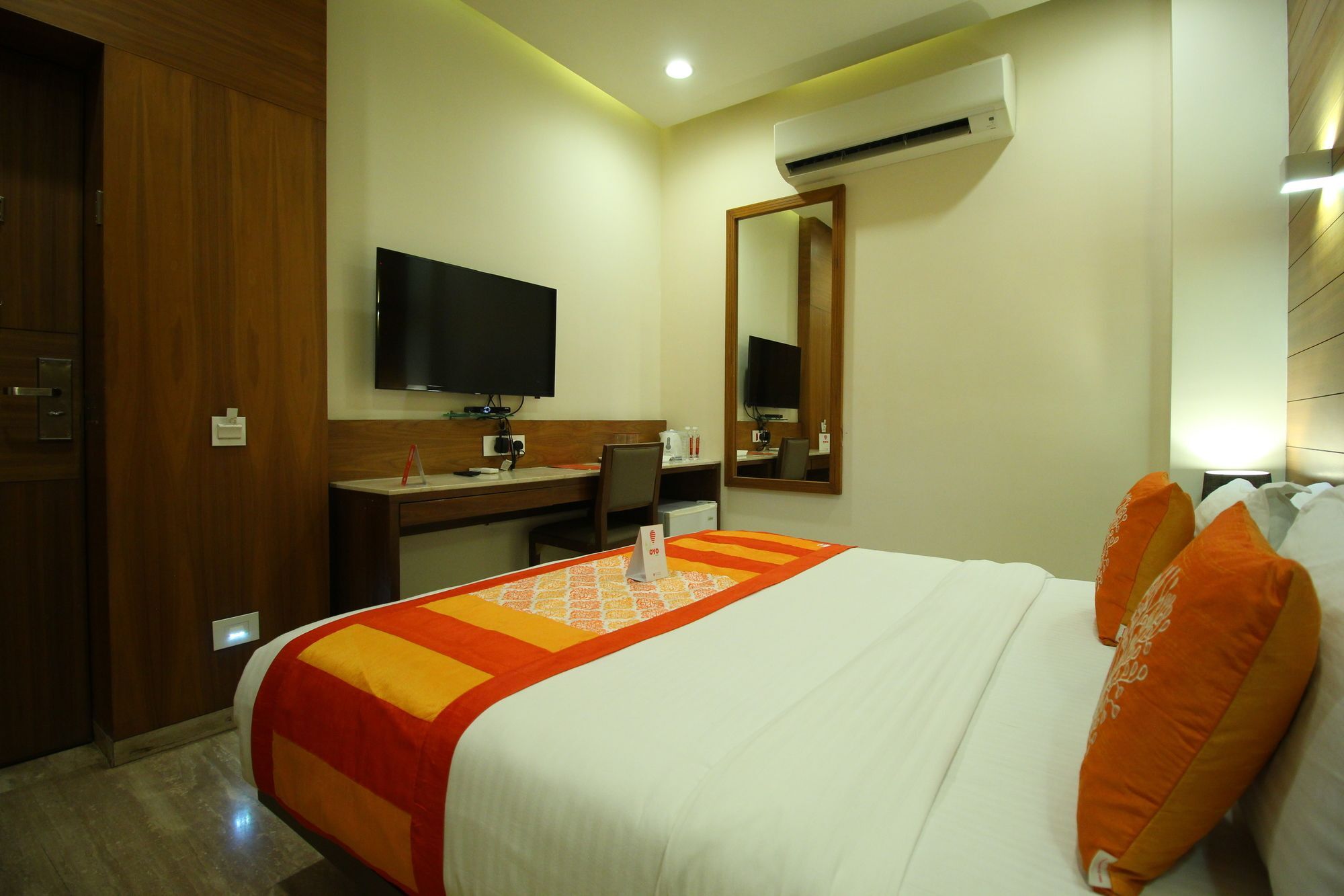 Oyo 8992 Hotel Kyra อาเมดาบัด ภายนอก รูปภาพ