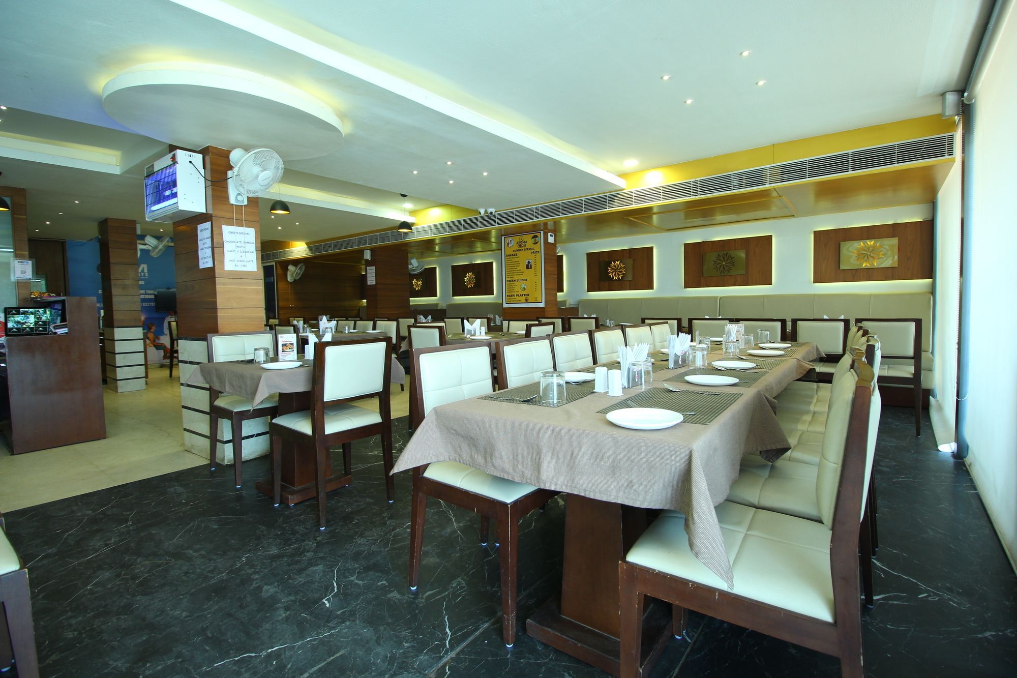 Oyo 8992 Hotel Kyra อาเมดาบัด ภายนอก รูปภาพ